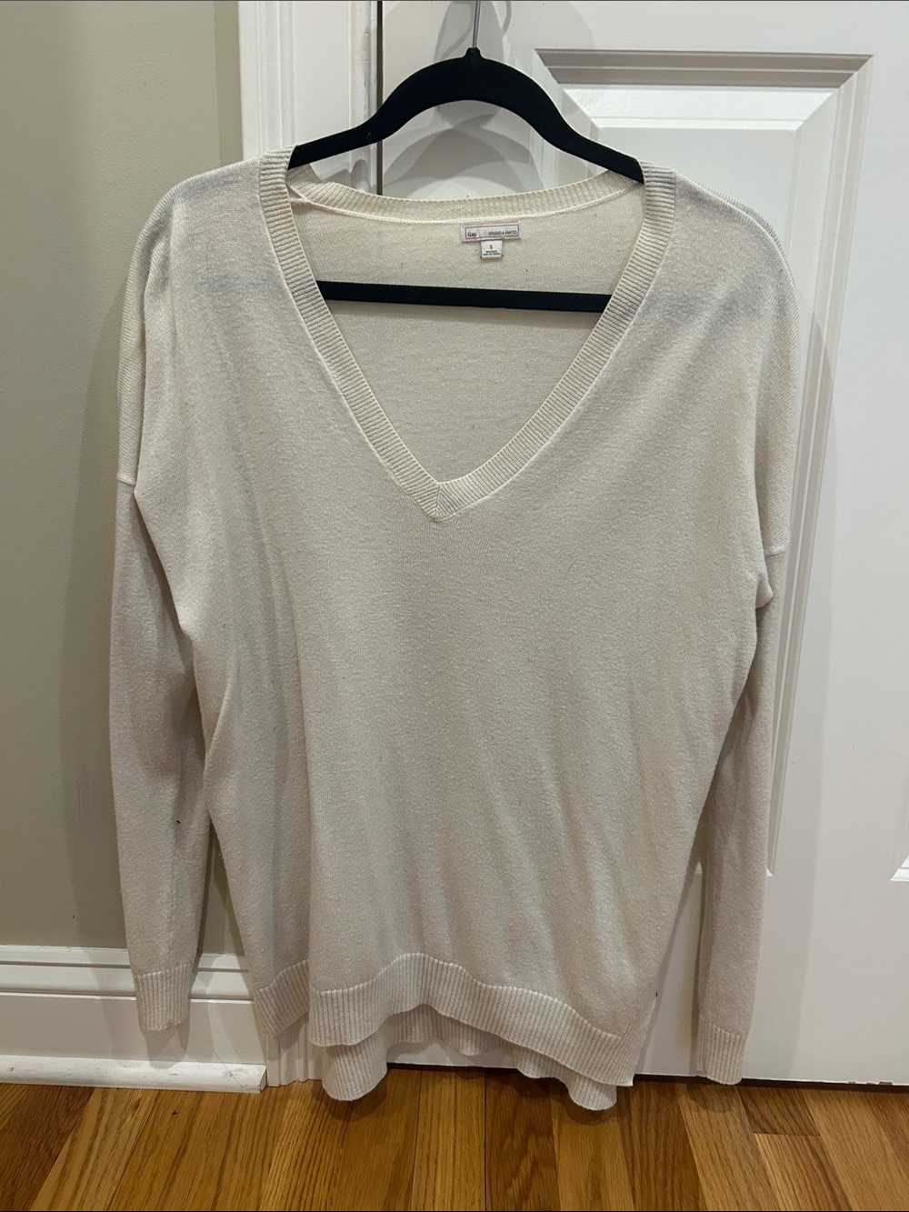 GAP Cream V-Neck Lightweight Knit Sweater